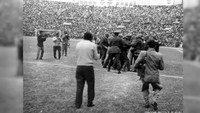 Insiden berdarah paling mengerikan di sepak bola terjadi pada 1964 di Stadion Nasional Peru, Lima. Laga kualifikasi Olimpiade yang mempertemukan Timnas Peru melawan Timnas Argentina, berakhir mengerikan. Gol Peru di menit akhir yang dianulir wasit menjadi pemicunya. Puluhan ribu suporter berusaha menginvasi lapangan, yang direspons kepolisian dengan tindakan tegas. Kepanikan yang melanda suporter, menjadi pemicu tewasnya 328 orang. (Peruvian Institute of Sports via BBC)