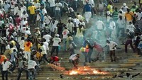 Pertemuan antara dua klub papan atas, Heart of Oak vs Kotoko, diwarnai insiden berdarah yang terjadi di Stadion Accra, Ghana, pada 2001. Ulah penggemar Kotoko yang melempari berbagai benda ke lapangan direspons polisi dengan gas air mata. Penonton yang panik lantas berusaha melarikan diri. Nahas, pintu-pintu keluar stadion tidak mau terbuka. Sebanyak 126 orang tewas akibat insiden tersebut. (Dok. Twitter/goldcoastghana_)