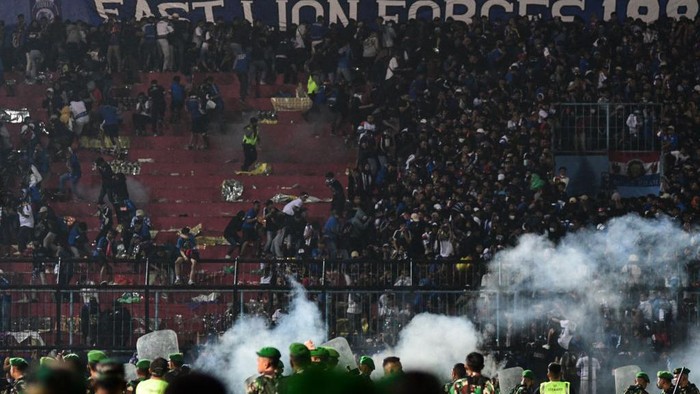 7 Tragedi Kerusuhan Sepakbola di Dunia Kerusuhan yang terjadi pada suporter sepakbola di Malang, Sabtu (1/10) menyita perhatian sejumlah masyarakat. Berikut sederet kerusuhan sepakbola yang ada di berbagai negara.