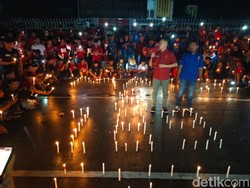 Aliansi Suporter Indonesia di Makassar Gelar Aksi Belasungkawa 1.000 Lilin