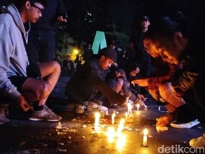 Nyala Lilin dari Bandung untuk Duka di Kanjuruhan Malang Nyala Lilin dari Bandung untuk Duka di Kanjuruhan Malang