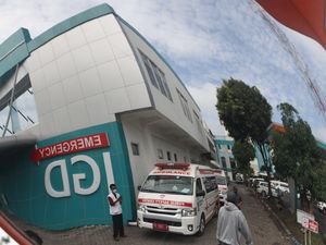 Ambulans di Malang Hilir Mudik Bawa Korban Kanjuruhan ke RS