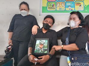 Jenazah Yafet Korban KKB Tiba di Manado, Anak Menangis Histeris-Pingsan Jenazah Yafet Korban KKB Tiba di Manado, Anak Menangis Histeris-Pingsan