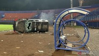 Belasan Mobil Terguling-Terbakar, Saksi Bisu Kerusuhan di Stadion Kanjuruhan