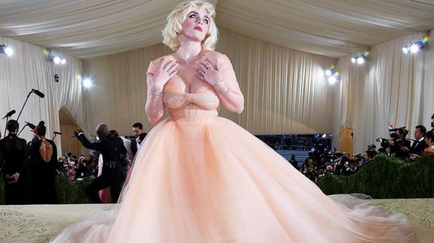 Billie Eilish di Met Gala 2021/Foto: Instagram.com/oscardelarenta Perjuangan Billie Eilish melawan body image