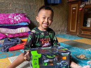 Pilu Bocah 7 Tahun di Sukabumi Tak Punya Anus Pilu Bocah 7 Tahun di Sukabumi Tak Punya Anus