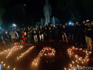 Doa dan Nyala Lilin dari Bonek untuk Aremania