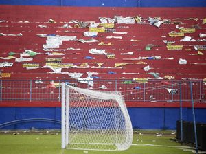 Penampakan di Dalam Stadion Kanjuruhan Usai Kerusuhan Maut