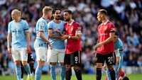 Seluruh pemain Manchester City dan Manchester United tampak mengenakan ban hitam di lengan. (Foto: Manchester City FC via Getty Ima/Matt McNulty - Manchester City)