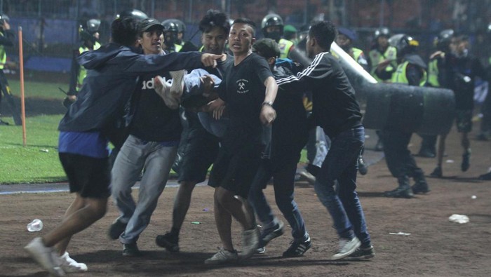 Potret Kerusuhan Suporter Arema di Stadion Kanjuruhan, 127 Orang Tewas