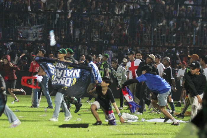 Suporter Arema FC memasuki lapangan setelah tim yang didukungnya kalah dari Persebaya dalam pertandingan sepak bola BRI Liga 1 di Stadion Kanjuruhan, Malang, Sabtu (1/10/2022). ANTARA FOTO/Ari Bowo Sucipto/tom.