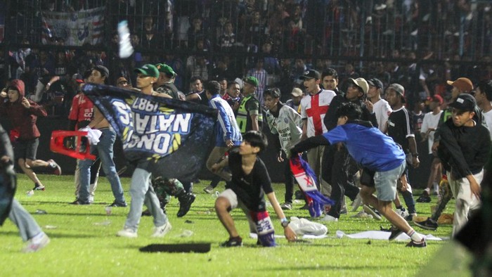 Suporter Arema FC memasuki lapangan setelah tim yang didukungnya kalah dari Persebaya dalam pertandingan sepak bola BRI Liga 1 di Stadion Kanjuruhan, Malang, Sabtu (1/10/2022). ANTARA FOTO/Ari Bowo Sucipto/tom.