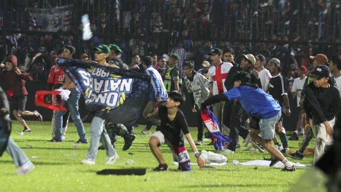 Foto-foto Kerusuhan di Stadion Kanjuruhan, 127 Orang Tewas Suporter Arema FC memasuki lapangan setelah tim yang didukungnya kalah dari Persebaya dalam pertandingan sepak bola BRI Liga 1 di Stadion Kanjuruhan, Malang, Sabtu (1/10/2022). ANTARA FOTO/Ari Bowo Sucipto/tom.