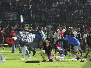 Cerita Suporter di Tribun 11 Saat Tragedi Kanjuruhan Cerita Suporter di Tribun 11 Saat Tragedi Kanjuruhan