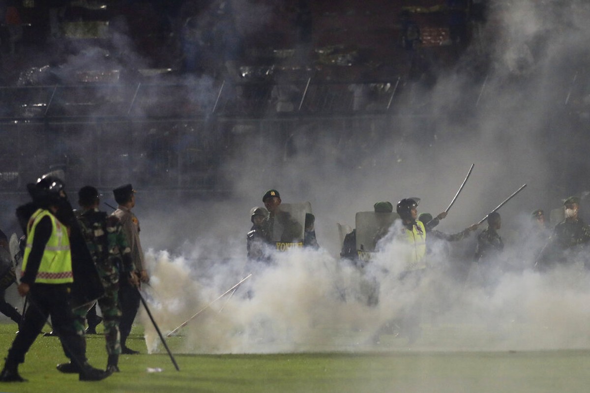 Tragedi Kanjuruhan: 130 Tewas, 20 Orang Masih Kritis (Foto: AP/Yudha Prabowo)