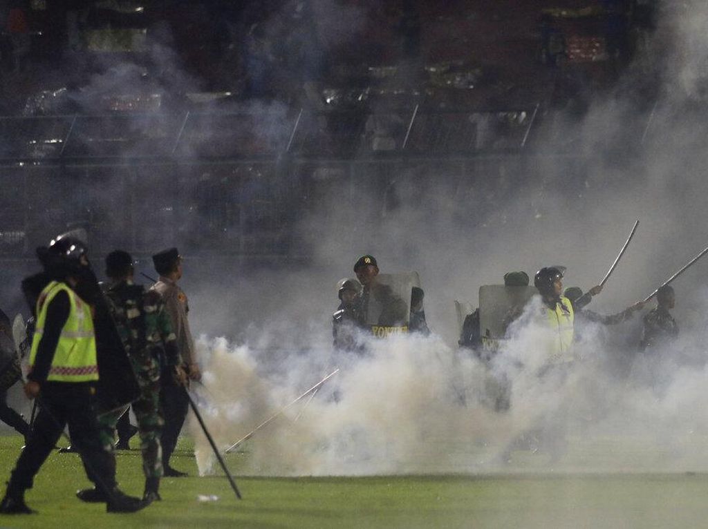 Dilarang FIFA, Polisi Kok Masih Pakai Gas Air Mata di Kanjuruhan?