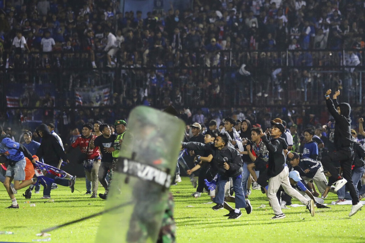 Pilu Presiden Arema: Minta Maaf, Janji Usut Tragedi Kanjuruhan (Foto: AP/Yudha Prabowo)