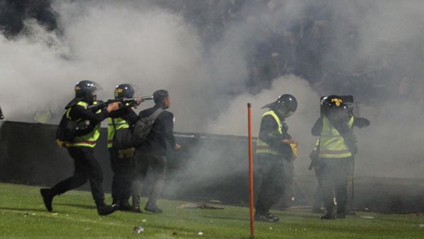 Potret Kerusuhan Suporter Arema di Stadion Kanjuruhan, 127 Orang Tewas