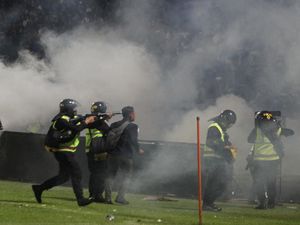 2 Tahun Tragedi Kanjuruhan, Sepakbola Kita Sudah Berbenah? 2 Tahun Tragedi Kanjuruhan, Sepakbola Kita Sudah Berbenah?