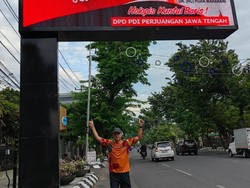 2 Jempol Ganjar di Bawah Videotron Bergambar Puan 2024 Menang Spektakuler