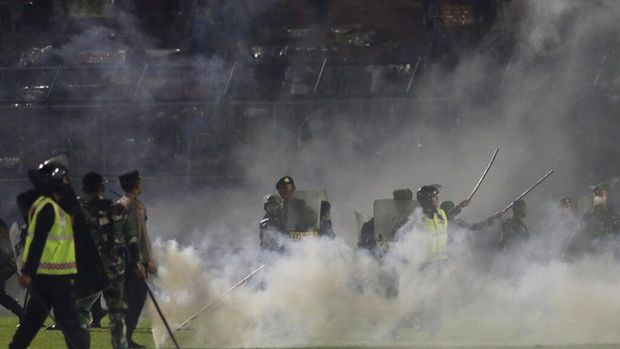 Gas Air Mata Tragedi Kanjuruhan: Aturan FIFA dan Penjelasan Polisi