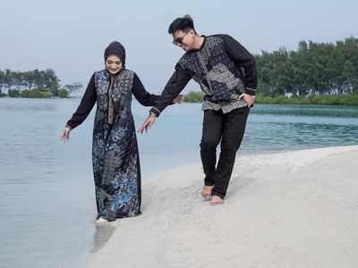 Gaya Nathalie Holscher-Frans Faisal Pakai Koleksi Mandha Hijab Igun