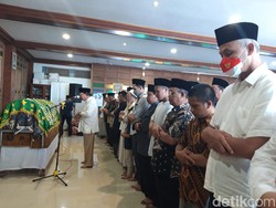 Ganjar Pranowo Salatkan Jenazah KH Dian Nafi di Ponpes Al-Muayyad Windan