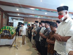 Ganjar Pranowo Salatkan Jenazah KH Dian Nafi di Ponpes Al-Muayyad Windan Ganjar Pranowo Salatkan Jenazah KH Dian Nafi di Ponpes Al-Muayyad Windan