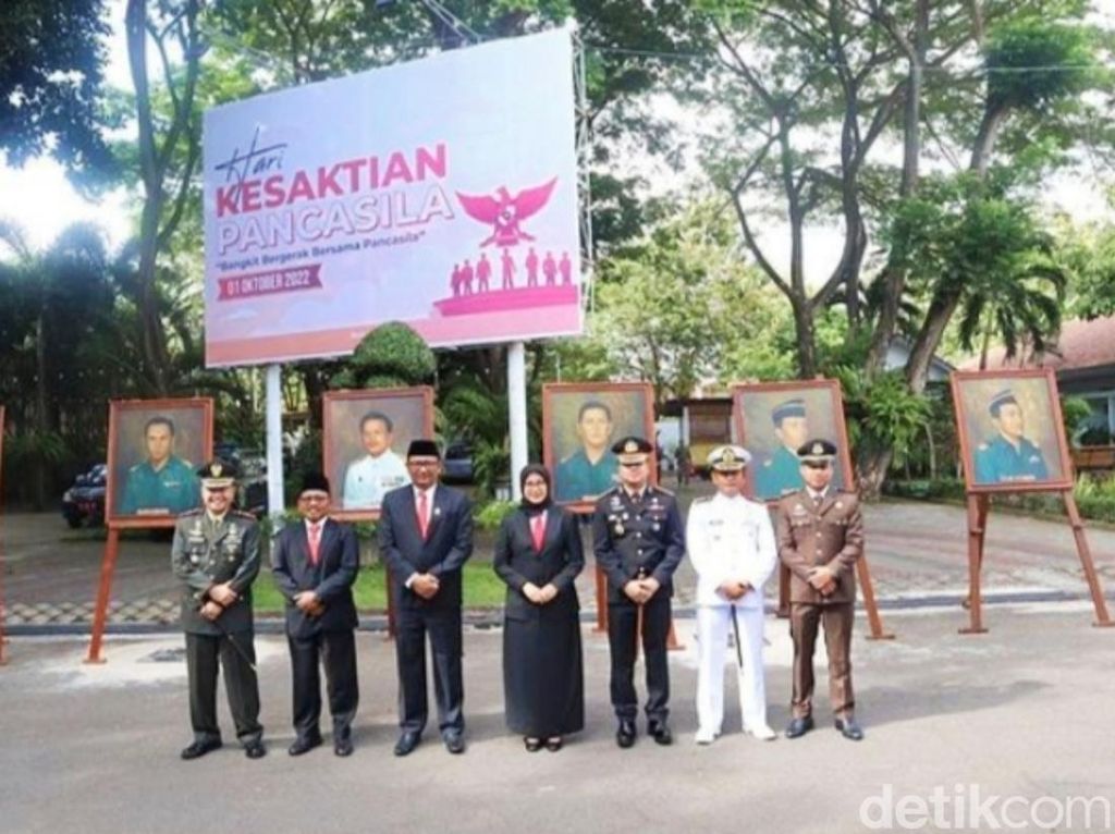 Pampang Foto Besar Pahlawan Revolusi, Bupati Ipuk: Mereka Pembela Pancasila Pampang Foto Besar Pahlawan Revolusi, Bupati Ipuk: Mereka Pembela Pancasila