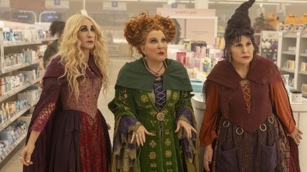HOCUS POCUS 2 (L-R): Kathy Najimy as Mary Sanderson, Bette Midler as Winifred Sanderson, and Sarah Jessica Parker as Sarah Sanderson in Disney's live-action HOCUS POCUS 2, exclusively on Disney+. Photo courtesy of Disney Enterprises, Inc. © 2022 Disney Enterprises, Inc. All Rights Reserved.