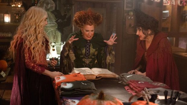 HOCUS POCUS 2 (L-R): Kathy Najimy as Mary Sanderson, Bette Midler as Winifred Sanderson, and Sarah Jessica Parker as Sarah Sanderson in Disney's live-action HOCUS POCUS 2, exclusively on Disney+. Photo courtesy of Disney Enterprises, Inc. © 2022 Disney Enterprises, Inc. All Rights Reserved.