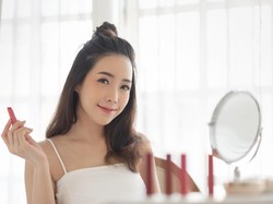 Cuaca Sedang Panas, Ini Rekomendasi Makeup yang Tahan Minyak dan Keringat