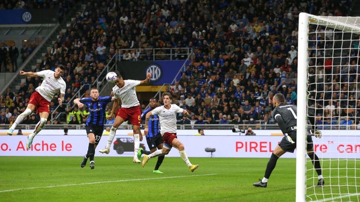 AS Romas British defender Chris Smalling (L) celebrates after scoring during the Italian Serie A football match between Inter and AS Roma on October 1, 2022 at the Giuseppe-Meazza (San Siro) stadium in Milan. (Photo by Isabella BONOTTO / AFP) (Photo by ISABELLA BONOTTO/AFP via Getty Images)