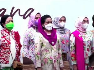 Iriana Jokowi, Istri Gubernur & 3 Ribu Wanita Pecahkan Rekor Berkebaya Iriana Jokowi, Istri Gubernur & 3 Ribu Wanita Pecahkan Rekor Berkebaya