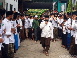 Jenazah KH Dian Nafi Dimakamkan, Ganjar Ungkap Banyak Kenangan
