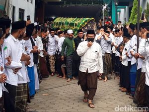 Jenazah KH Dian Nafi Dimakamkan, Ganjar Ungkap Banyak Kenangan Jenazah KH Dian Nafi Dimakamkan, Ganjar Ungkap Banyak Kenangan