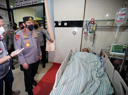 Kapolri Jenguk Korban Luka Tragedi Kanjuruhan di Rumah Sakit