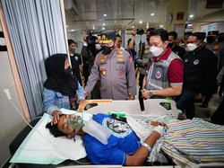 Kapolri Cek RS Sampai Takziah ke Rumah Duka Korban Tragedi Kanjuruhan