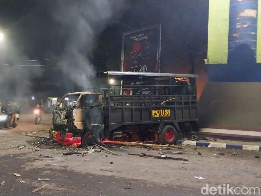 Kerusuhan Suporter Arema di Stadion Kanjuruhan Malang, 13 Mobil Rusak