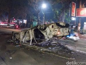 Kerusuhan Aremania di Kanjuruhan, 8 Kendaraan Polisi Dirusak-Dibakar Kerusuhan Aremania di Kanjuruhan, 8 Kendaraan Polisi Dirusak-Dibakar