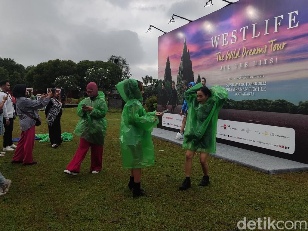 Hujan Tak Surutkan Antusiasme Fans Nonton Westlife di Candi Prambanan
