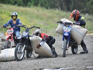 Pesta Panen Padi di Soppeng Dimeriahkan Lomba Balapan Ojek Gabah Pesta Panen Padi di Soppeng Dimeriahkan Lomba Balapan Ojek Gabah