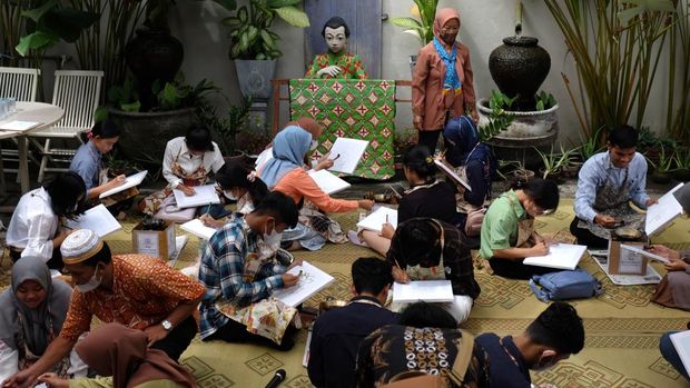 Sejumlah mahasiswa dari berbagai daerah di Indonesia belajar membuat batik tulis di Kampung Batik Kauman Solo, Jawa Tengah, Sabtu (1/10/2022). Kegiatan yang juga diisi dengan pameran 1000 motif batik tersebut digelar untuk merayakan Hari Batik Nasional. ANTARA FOTO/Maulana Surya/tom.