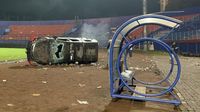 Mobil-mobil Rusak Usai Kerusuhan di Stadion Kanjuruhan Malang