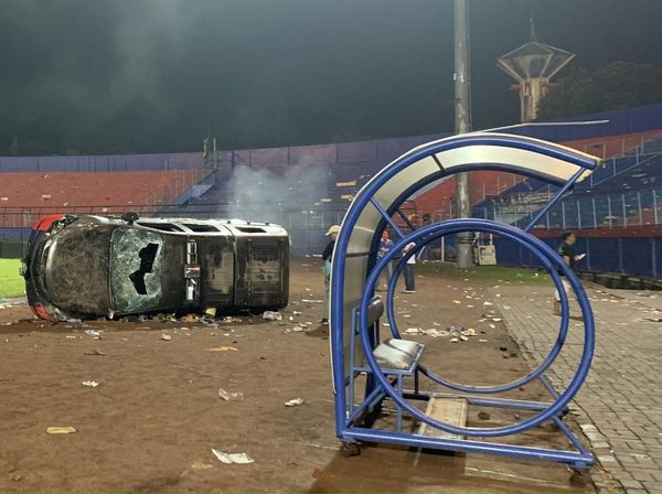 Mobil-mobil Rusak Usai Kerusuhan di Stadion Kanjuruhan Malang