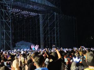 Momen Hening di Konser Westlife untuk Korban Tragedi Kanjuruhan Momen Hening di Konser Westlife untuk Korban Tragedi Kanjuruhan