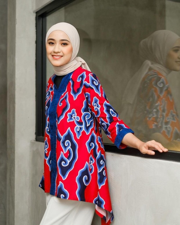 Motif Megamendung Paduan Budaya/Foto: Instagram/@btbatiktrusmi Motif Megamendung Paduan Budaya/Foto: Instagram/@btbatiktrusmi