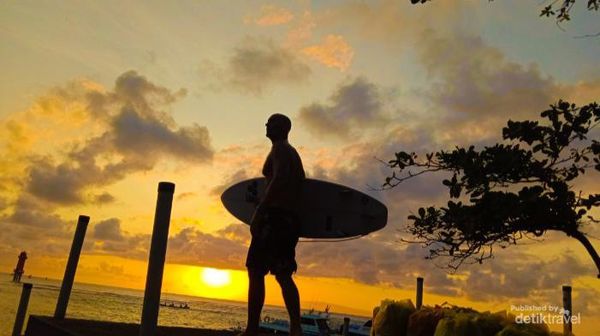 Indahnya Pagi di Pantai Matahari Terbit
