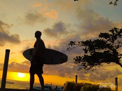 Indahnya Pagi di Pantai Matahari Terbit