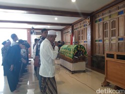 Jenazah KH Dian Nafi Akan Dimakamkan di Belakang Aula Ponpes Al Muayyad